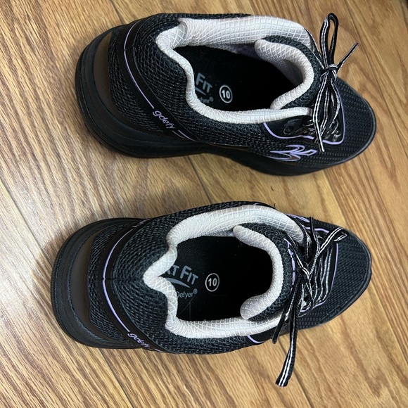 GDEFY shoes - Picture 3 of 5